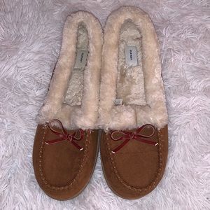 ✨WOMEN’S BROWN OLD NAVY SLIPPERS✨